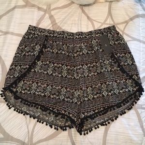 Patterned short shorts
